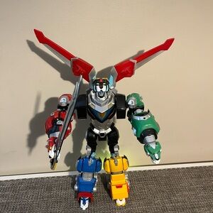 2017 Playmates Voltron Legendary Defender Combiner! Lights up and Talks!